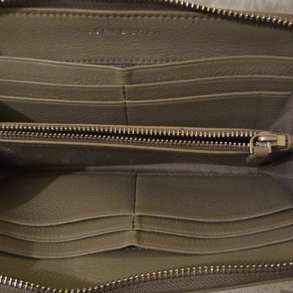 Tory Burch Beige Leather Zip Wallet - Picture 5 of 7